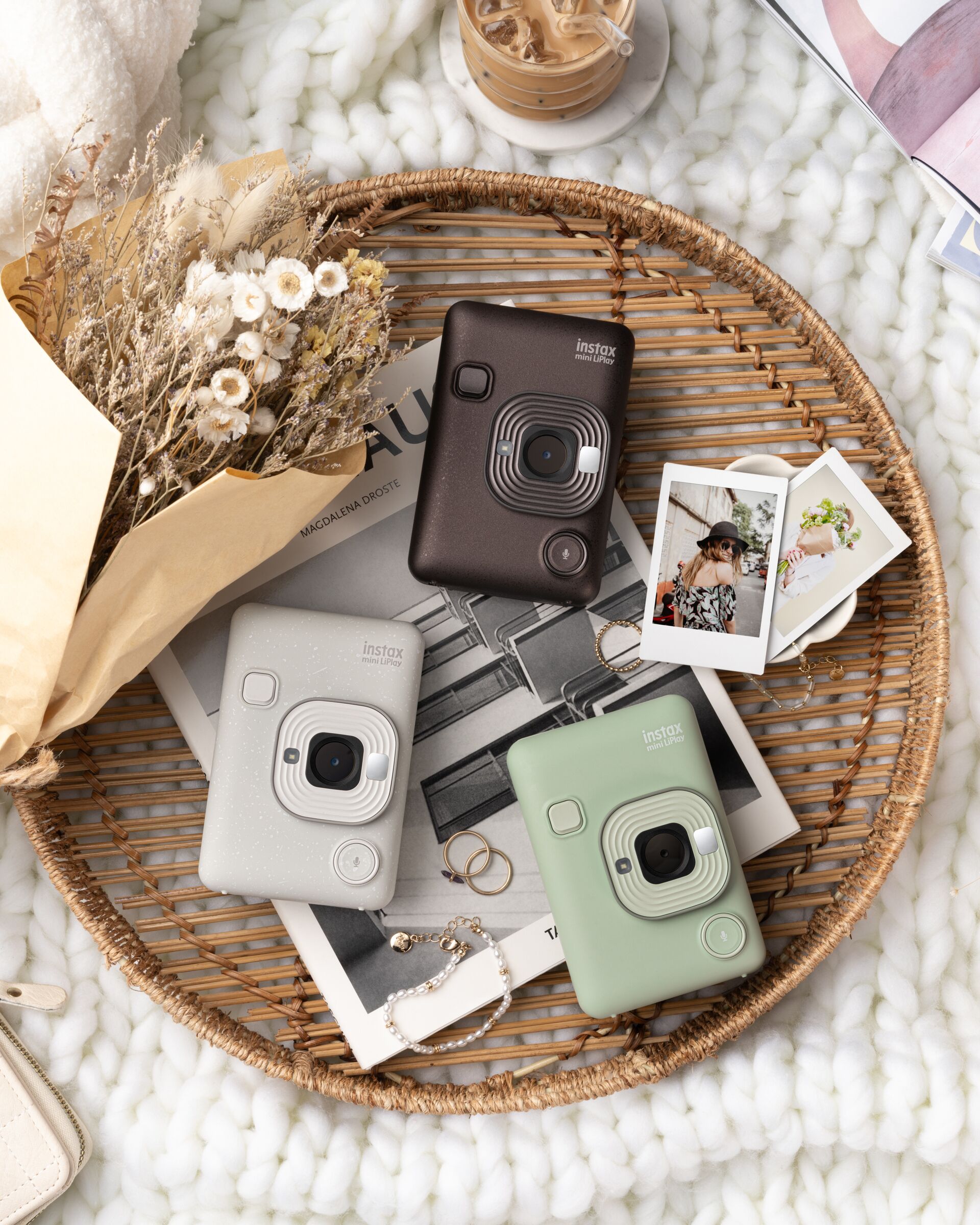 Novinky instax: fotoaparát WIDE 400 pro focení skupinových snímků, hybridní model instax mini LiPlay v nových barvách