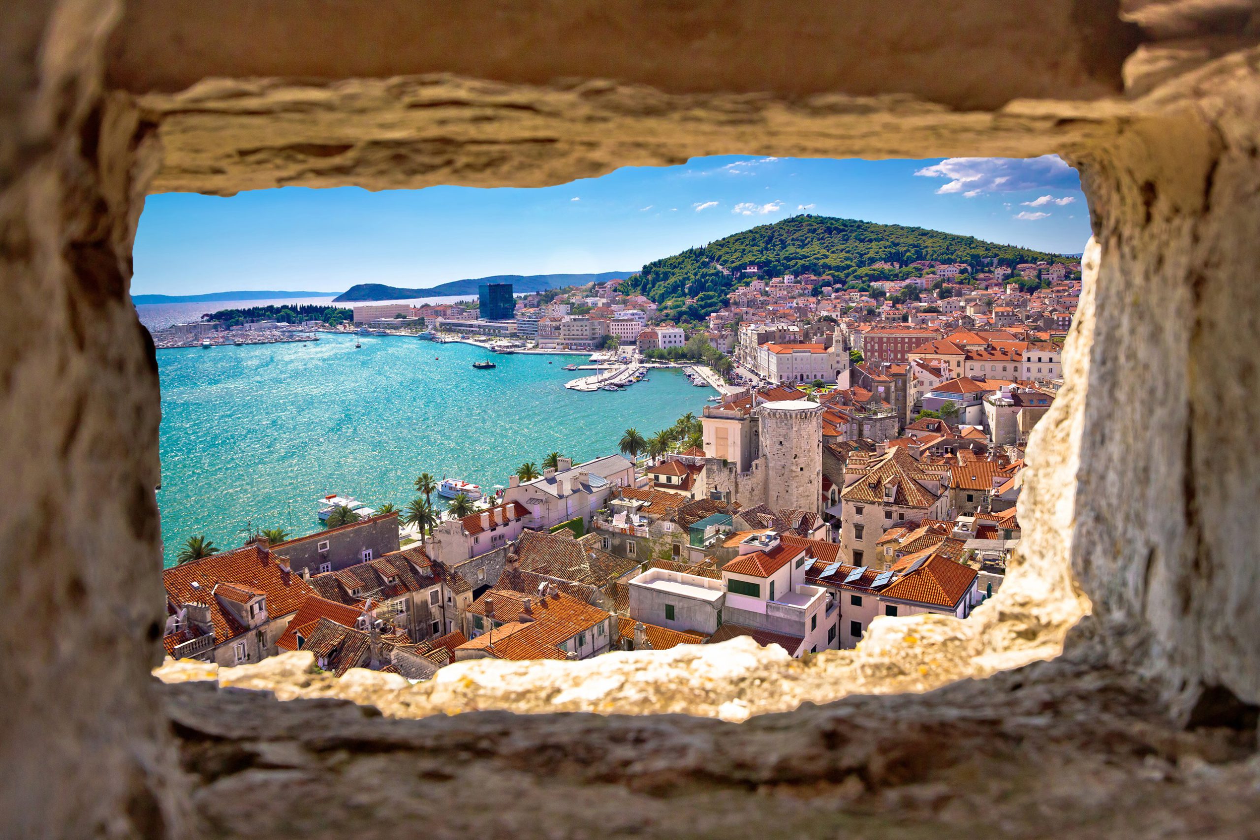 Dovolená v Chorvatsku pořád táhne, turisté míří do letadel, do lepších hotelů i na výlety