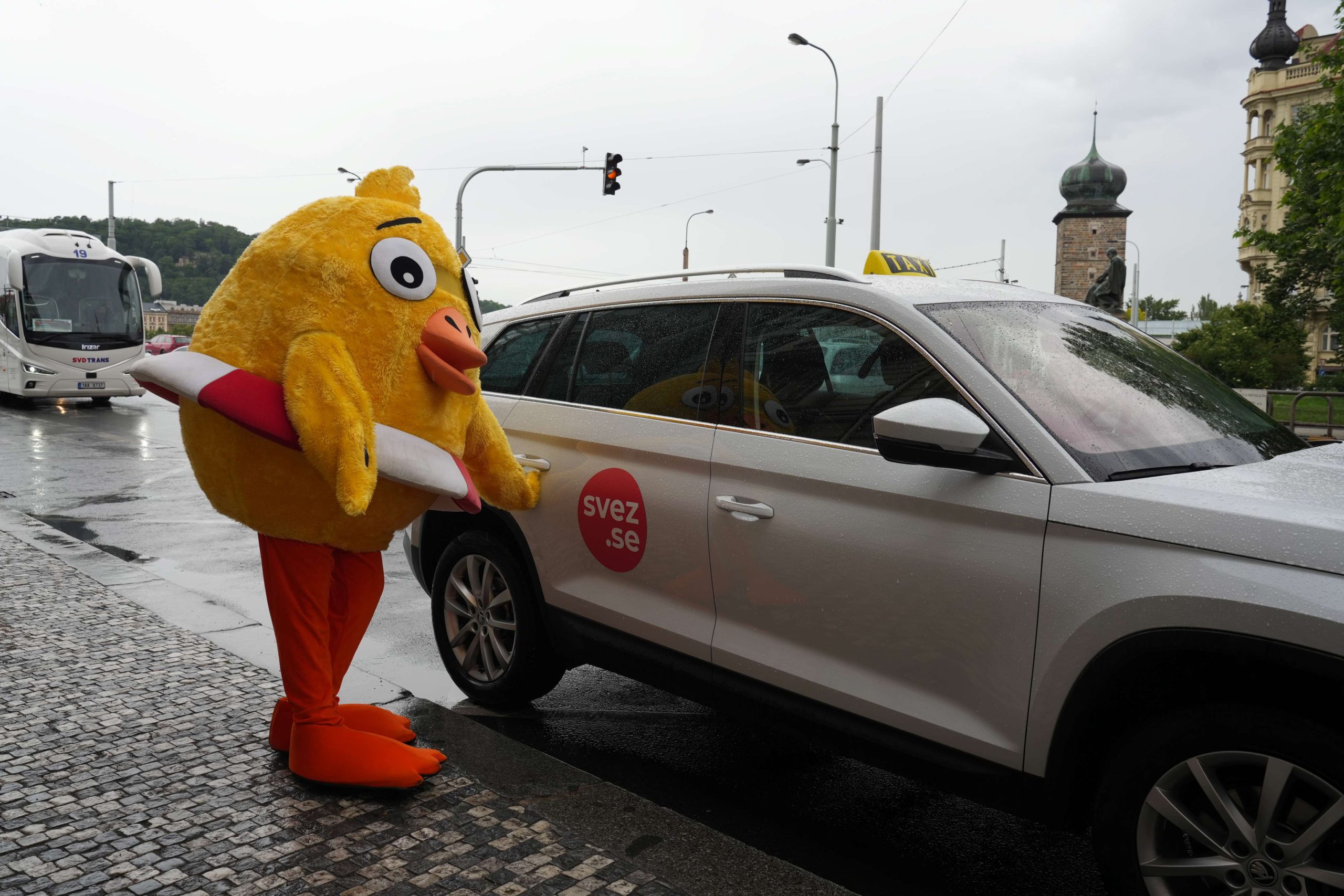 Taxislužba Svez.se z každé své jízdy podpoří NROS a charitativní projekt Pomozte dětem